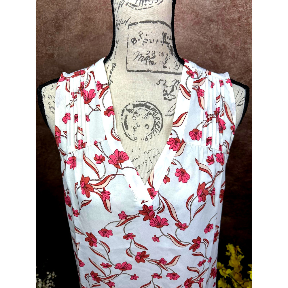 41Hawthorn V Neck Pleated Blouse - Red Florals - size L